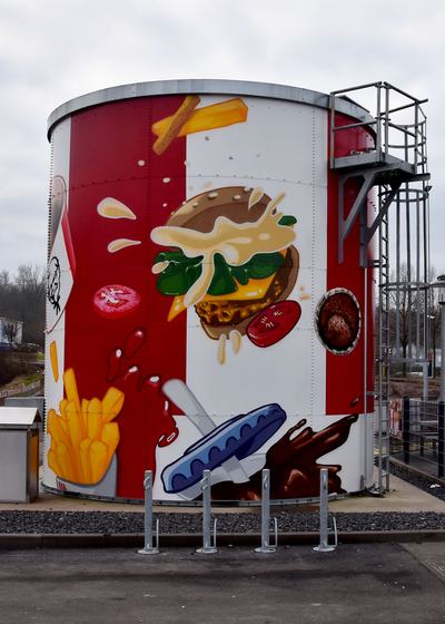 Silo mit Burger und Pommes