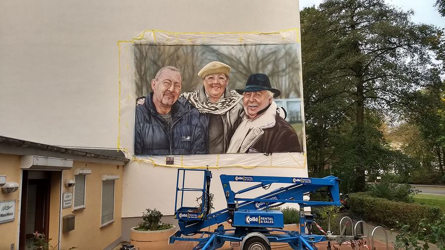 Bremen-Huchting: das Portrait an der Hauswand, gemalt von der Hebebühne aus