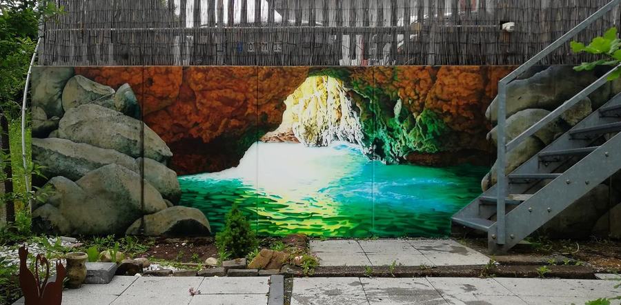 Grotte mit Wasserfall