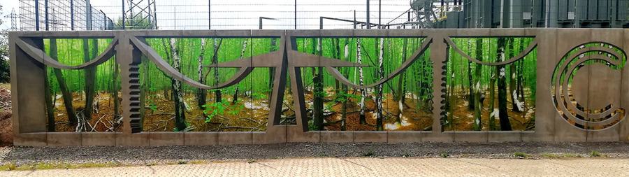 Linke Hälfte der Stützwand bis zum Creos-Logo, Frontalansicht: Birkenwald hinter gemalten Beton-Ornamenten