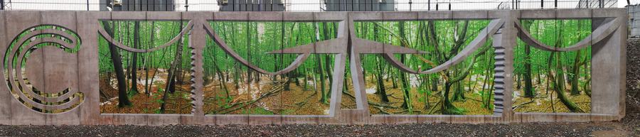 Rechte Hälfte der Stützwand vom Creos-Logo bis zum Mauerende: Birkenwald hinter gemalten Beton-Ornamenten, aus vier Fotos zusammengesetzt