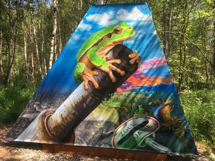 Stahltafel: Laubfrosch auf einem Kanonenrohr aus dem Zweiten Weltkrieg