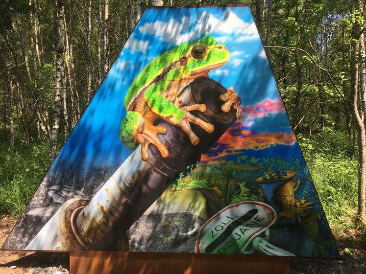 Der Laubfrosch auf dem Kanonenrohr – Ansicht von der Seite