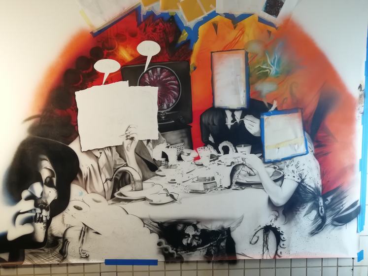 Hintergrund in Rot und Orange, die Gesichter sind noch abgedeckt
