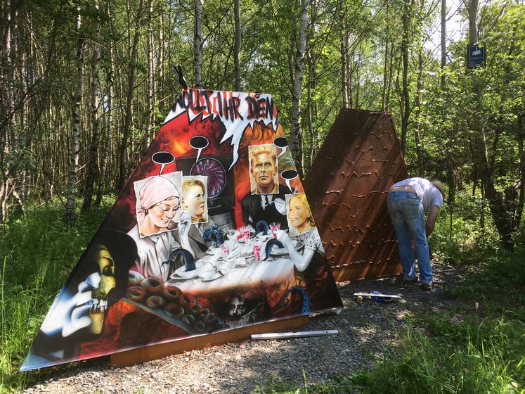 Vor Ort: Die bemalte Leinwand wird auf die Stahltafel geklebt