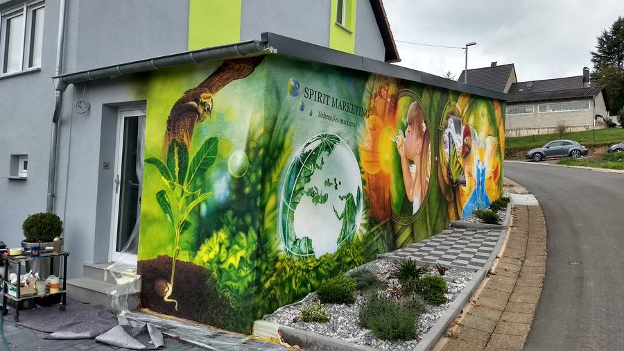 Fassade in Eiweiler: Ansicht von der Ecke mit Stirn- und Längsseite