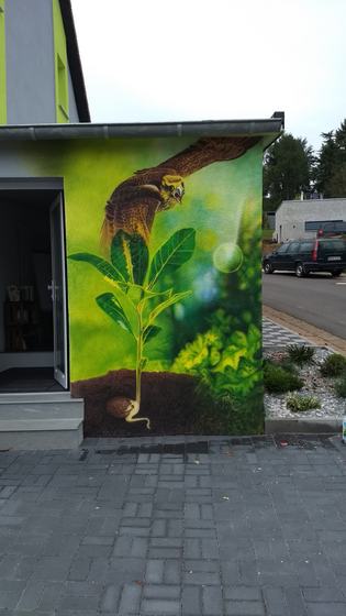 Fassade in Eiweiler: Keimling und Raubvogel an der Stirnseite