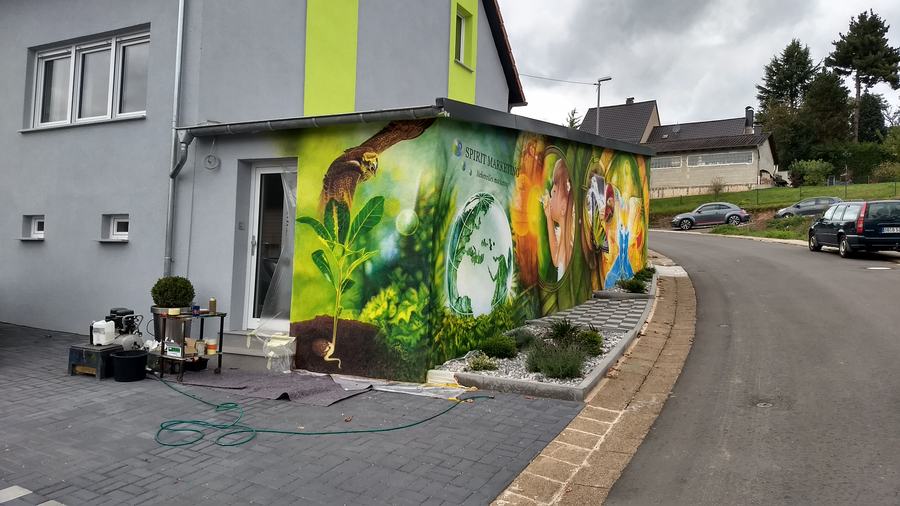Die bemalte Fassade im Straßenbild