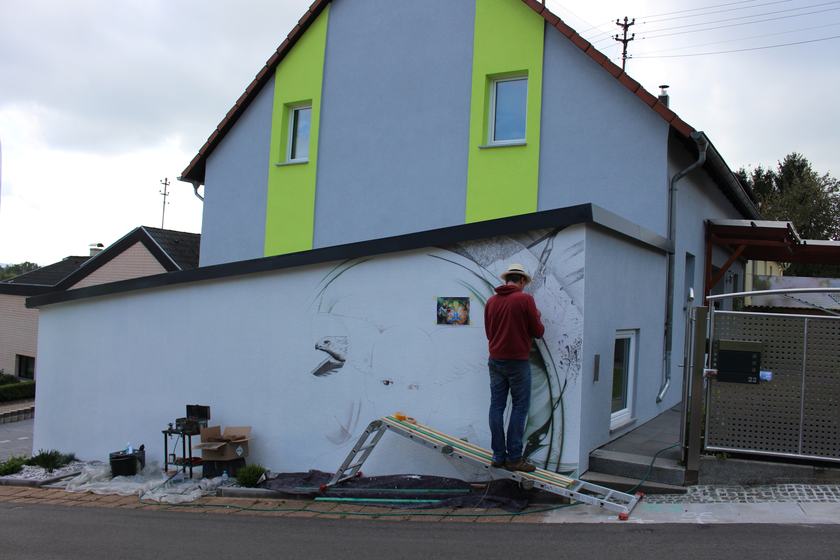 Ausgangslage: die weiße Fassade, die Arbeit beginnt