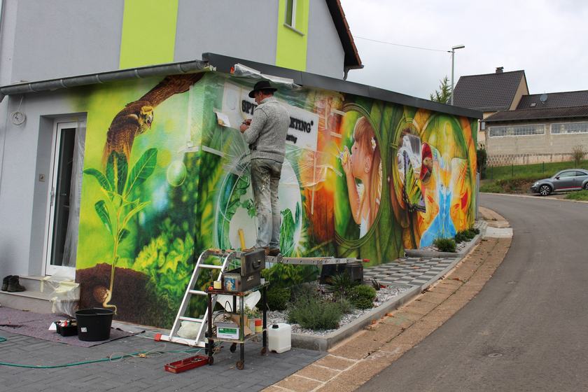 Arbeit an der Stirnseite mit Pflanze und Raubvogel