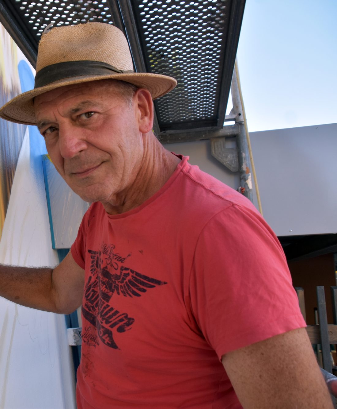 Franz Schmidt mit der Spraydose an seiner Wandmalerei in Spiesen-Elversberg
