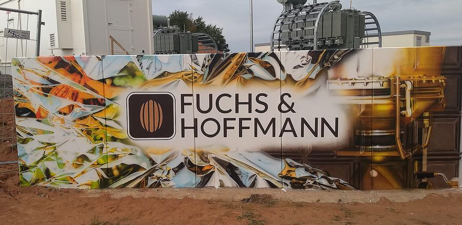 Fuchs & Hoffmann – Logo-Abschnitt der Wand
