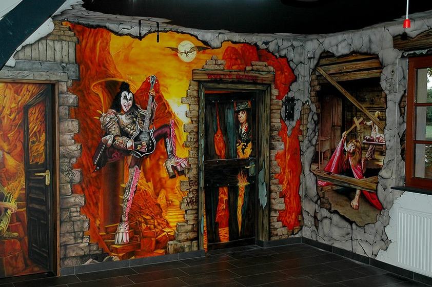 Gesamtansicht: Flammen und Rock-Legenden hinter aufgebrochenen Wänden