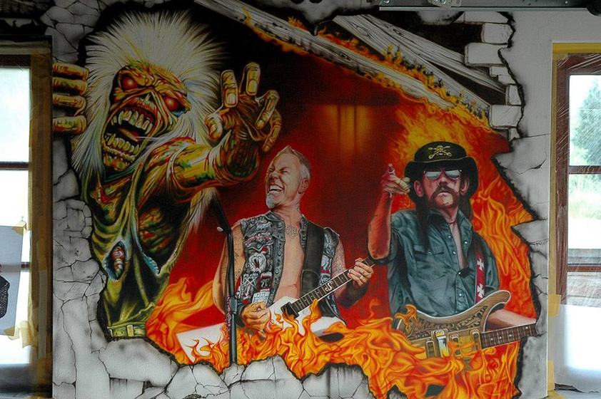 Eddie und Rockmusiker im Feuer