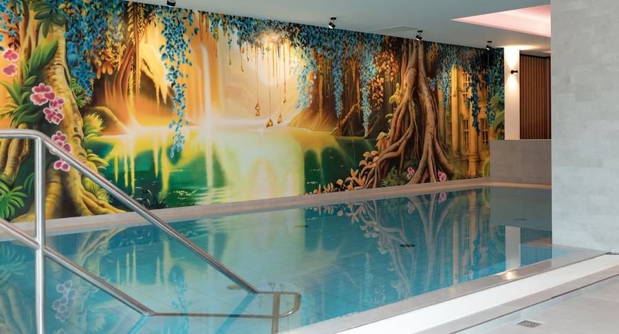 Hotelschwimmbad: dasselbe Dschungel-Wandbild aus einem anderen Blickwinkel