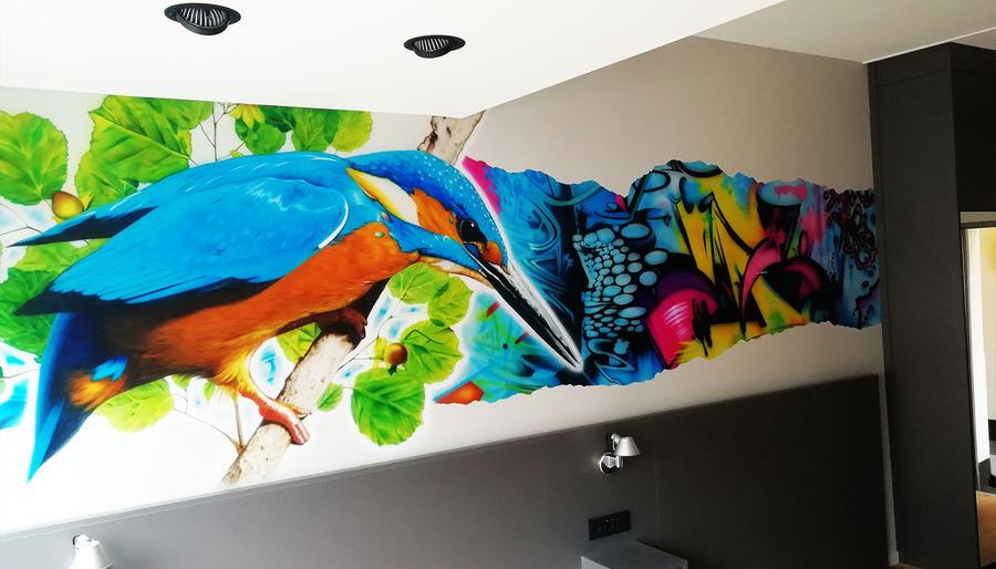 Eisvogel mit Graffiti-Formen in einem Hotelzimmer