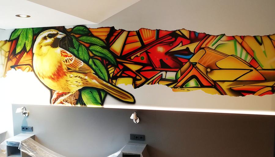 Fink zwischen Graffiti-Formen in einem Hotelzimmer