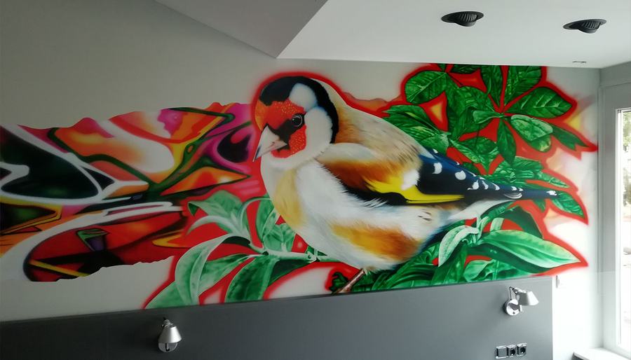 Stieglitz im Graffiti-Fries in einem Hotelzimmer