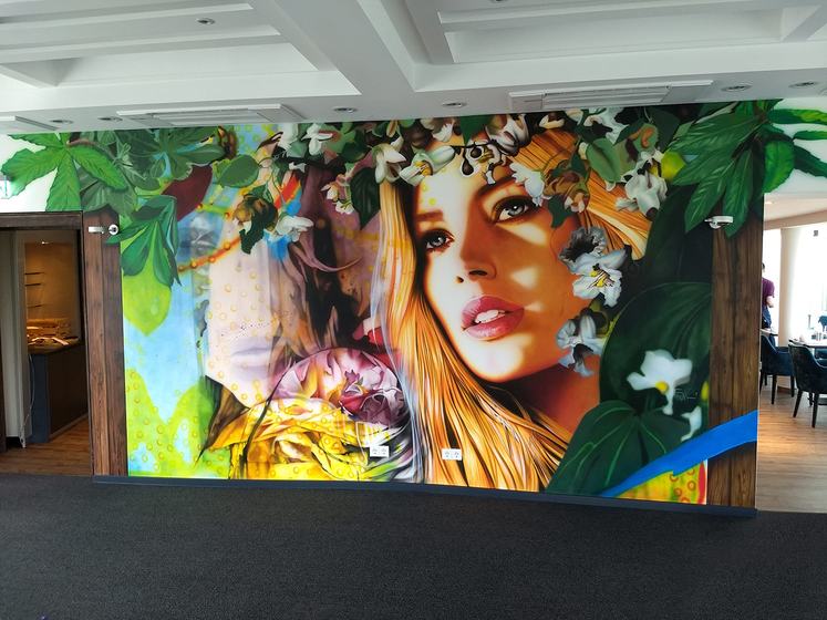 Wandbild im Restaurant: Frau mit Blüten