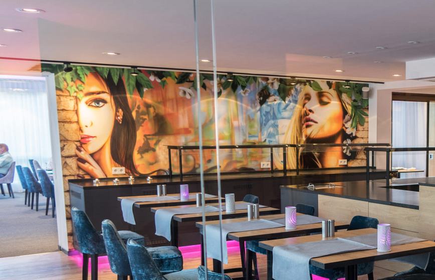 Restaurant mit Wandbildern