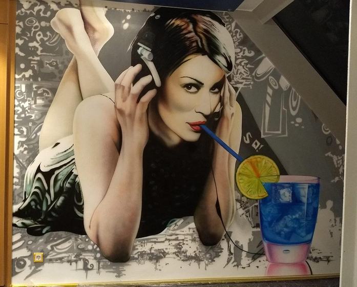 Frau mit Telefon und Cocktail