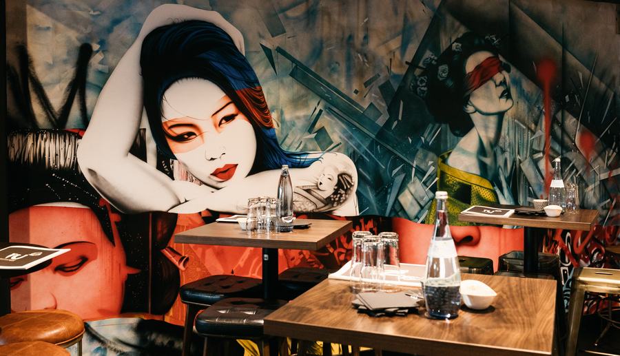 Restaurant IU: asiatische Street-Art über den Tischen