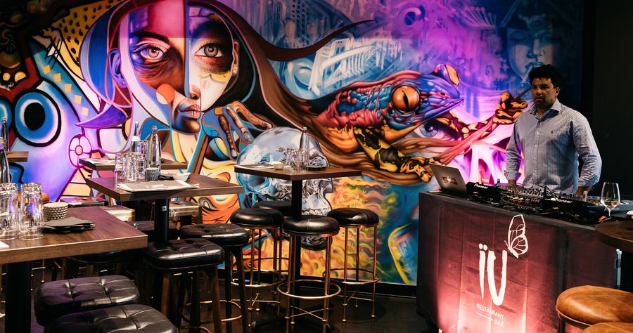Restaurant IU: buntes Wandbild an der Bar