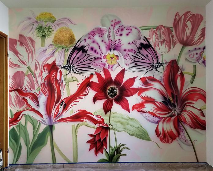 Blumenwand mit Schmetterlingen