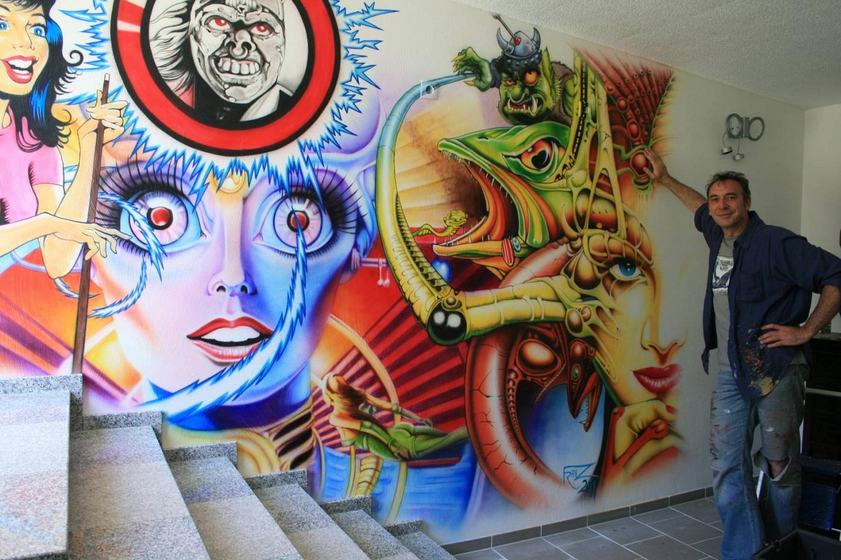 Pinball-Art: Flipper-Motive in einem privaten Partyraum