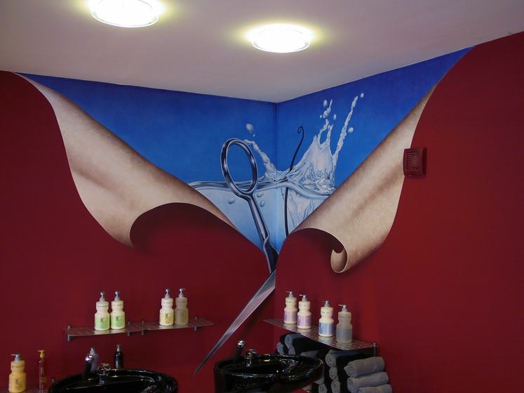 Friseursalon: Schere in der aufgerissenen Wand