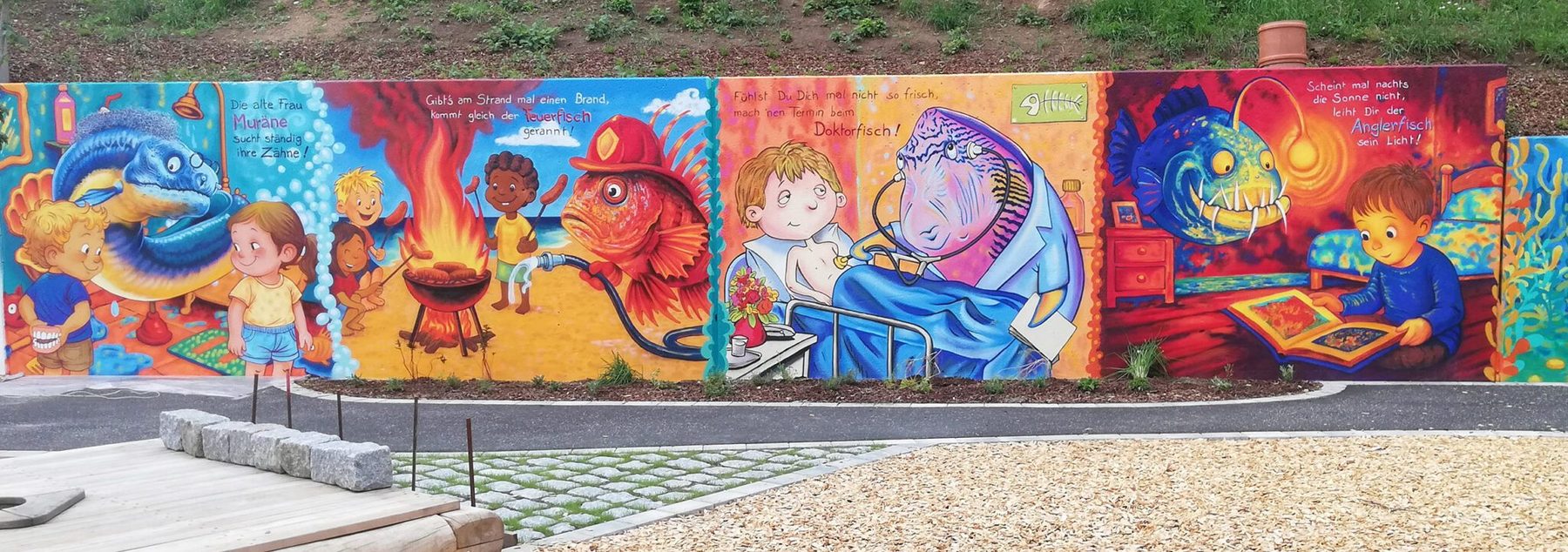 Gesamtansicht der bemalten Kindergartenmauer