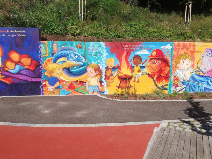 Bemalte Kindergartenmauer mit Muräne, Feuerfisch und Doktorfisch, Seitenansicht