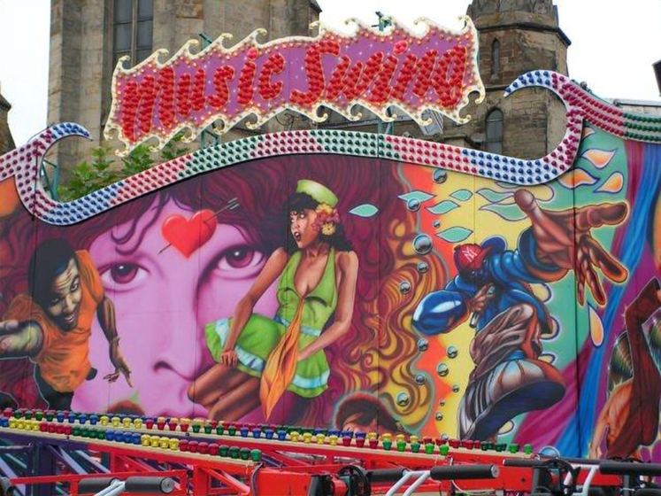 Rückwand mit Paar und Gesichtern