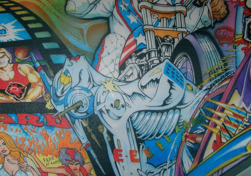 Pinball-Wandbild: Stuntfahrer auf dem Motorrad, Flipper-Motive in Airbrush