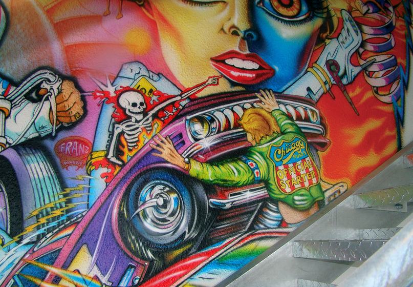 Pinball-Wandbild: Rennwagen und Comic-Gesicht, Flipper-Motive in Airbrush