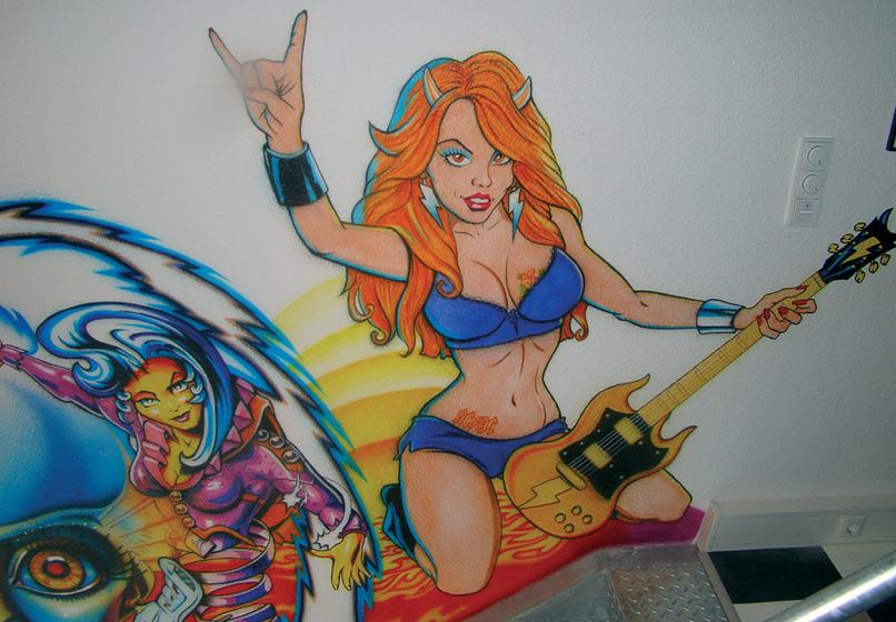 Luci aus dem AC/DC-Flipper mit Gitarre, Airbrush-Wandbild