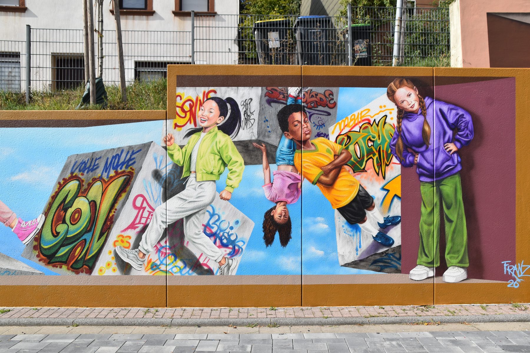 Drei Kinder auf Graffiti-Quadern