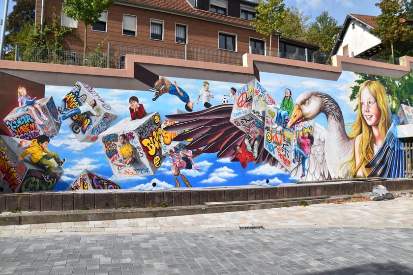 Platz der Kinderrechte: Gans, Mädchen und fliegende Graffiti-Quader