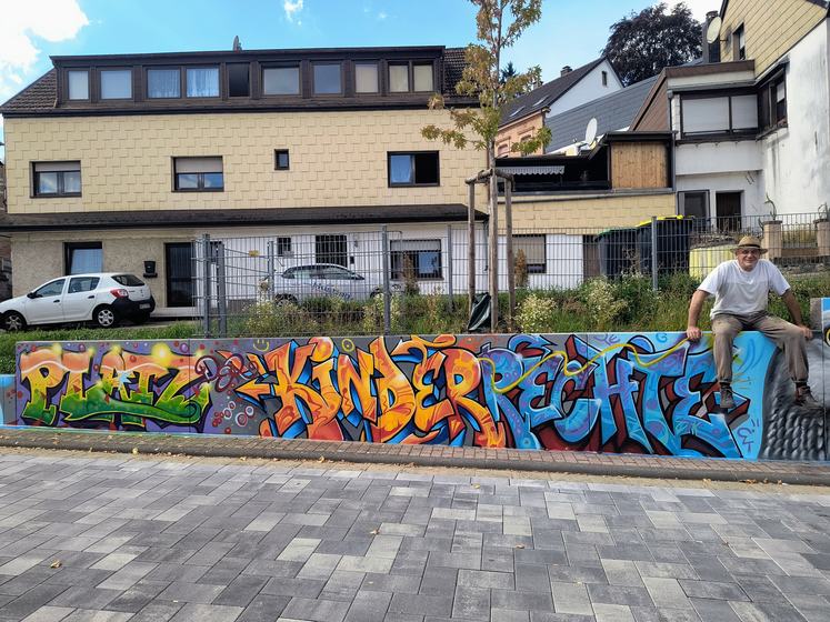 „Platz der Kinderrechte“ – Graffiti-Schriftzug