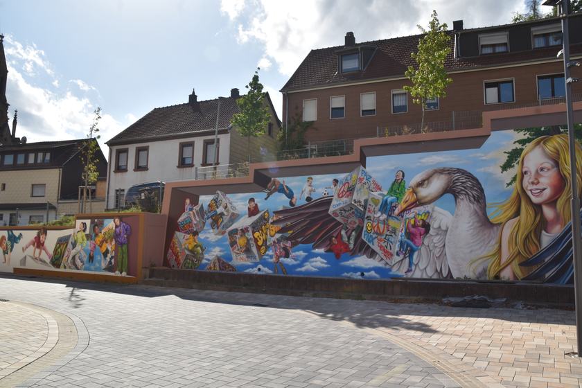 Gesamtansicht des Platzes mit Wandbild