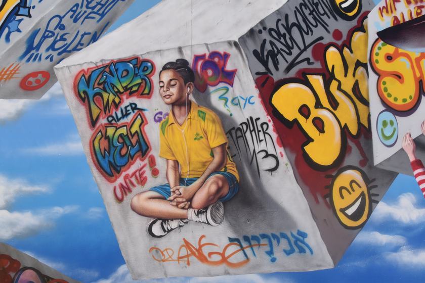 Junge sitzt im Graffiti-Quader