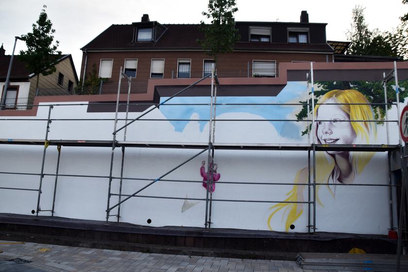 Die leere Mauer mit Gerüst und ersten Umrissen