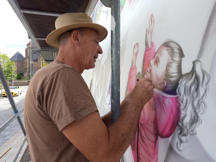 Franz Schmidt bei der Arbeit mit der Airbrush-Pistole