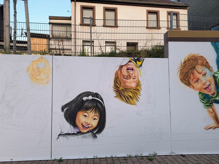 Die ersten Kindergesichter auf der weißen Wand