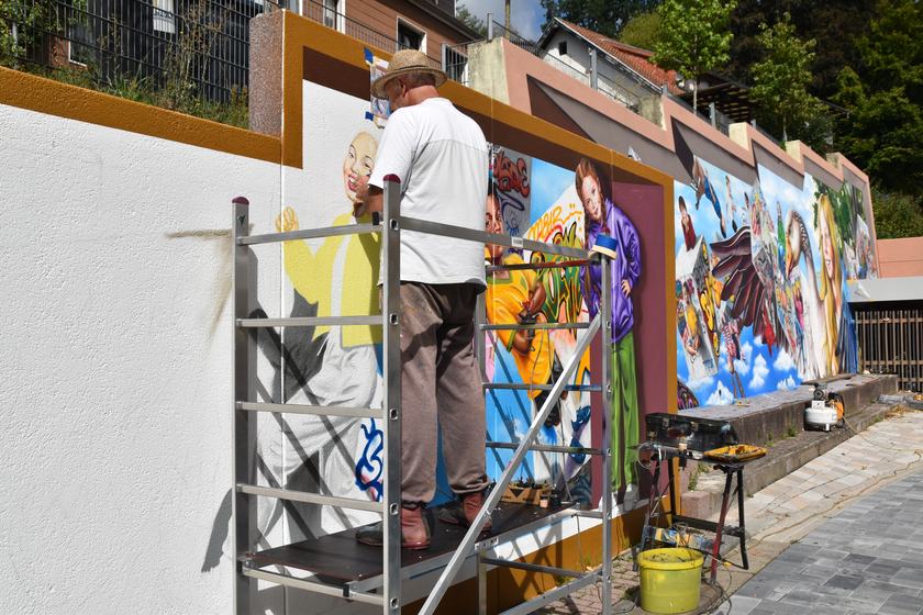 Arbeit auf dem Gerüst am rechten Wandabschnitt