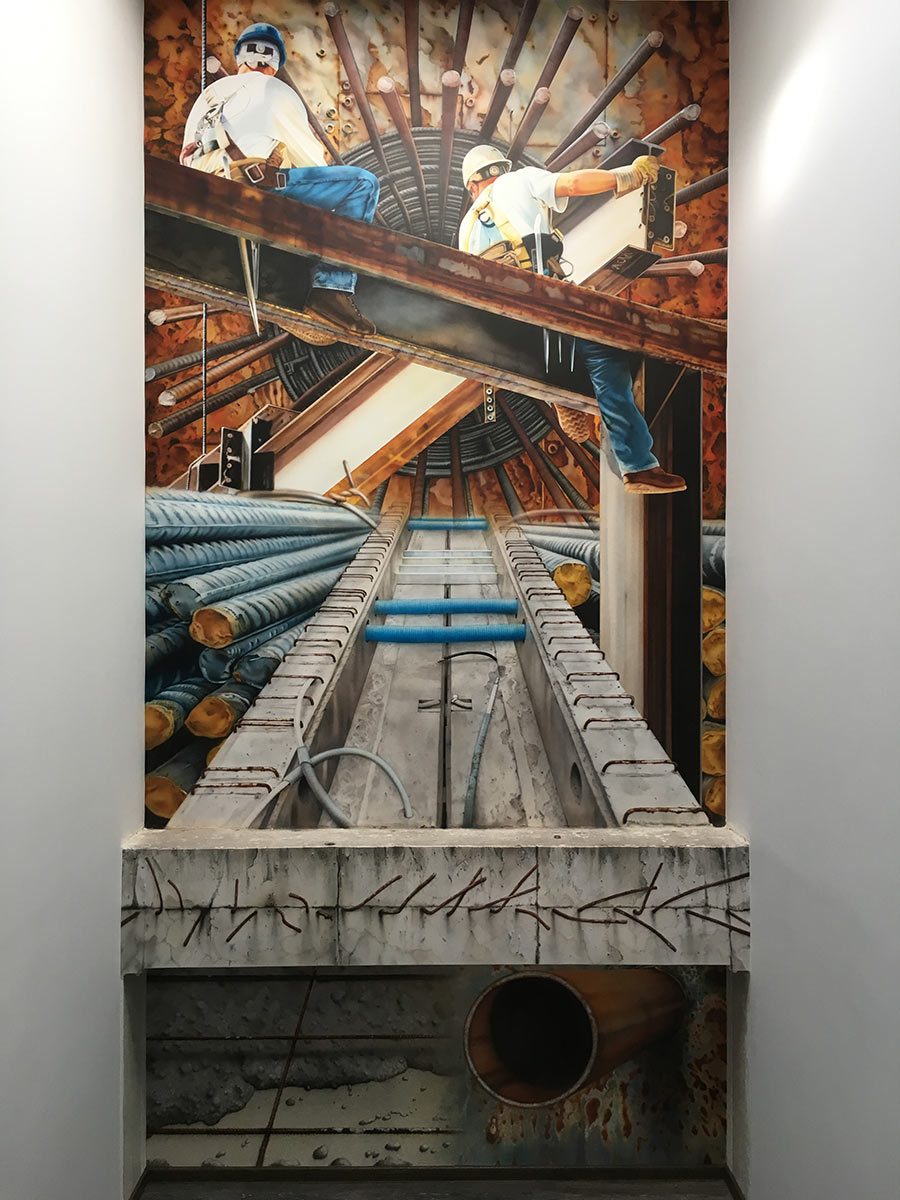 Staroe, Bexbach: fertiges Wandbild im Treppenhaus mit Bauarbeitern, Stahlträgern und Betonschacht