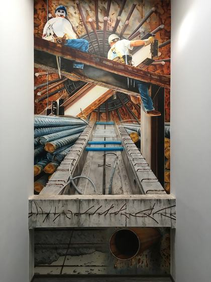 Staroe, Bexbach: fertiges Wandbild im Treppenhaus mit Bauarbeitern, Stahlträgern und Betonschacht