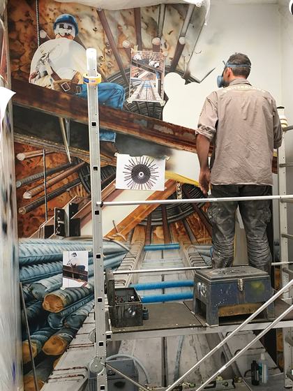 Franz Schmidt malt die Figuren mit der Airbrush