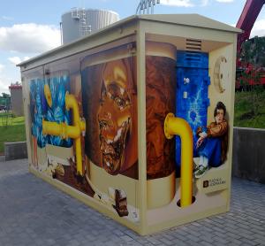 Airbrush auf Metallfassade